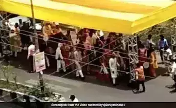 Indian Baraats portable sunshade to beat the heat is winning hearts on Internet Indian Baraats portable sunshade to beat the heat is winning hearts on Internet