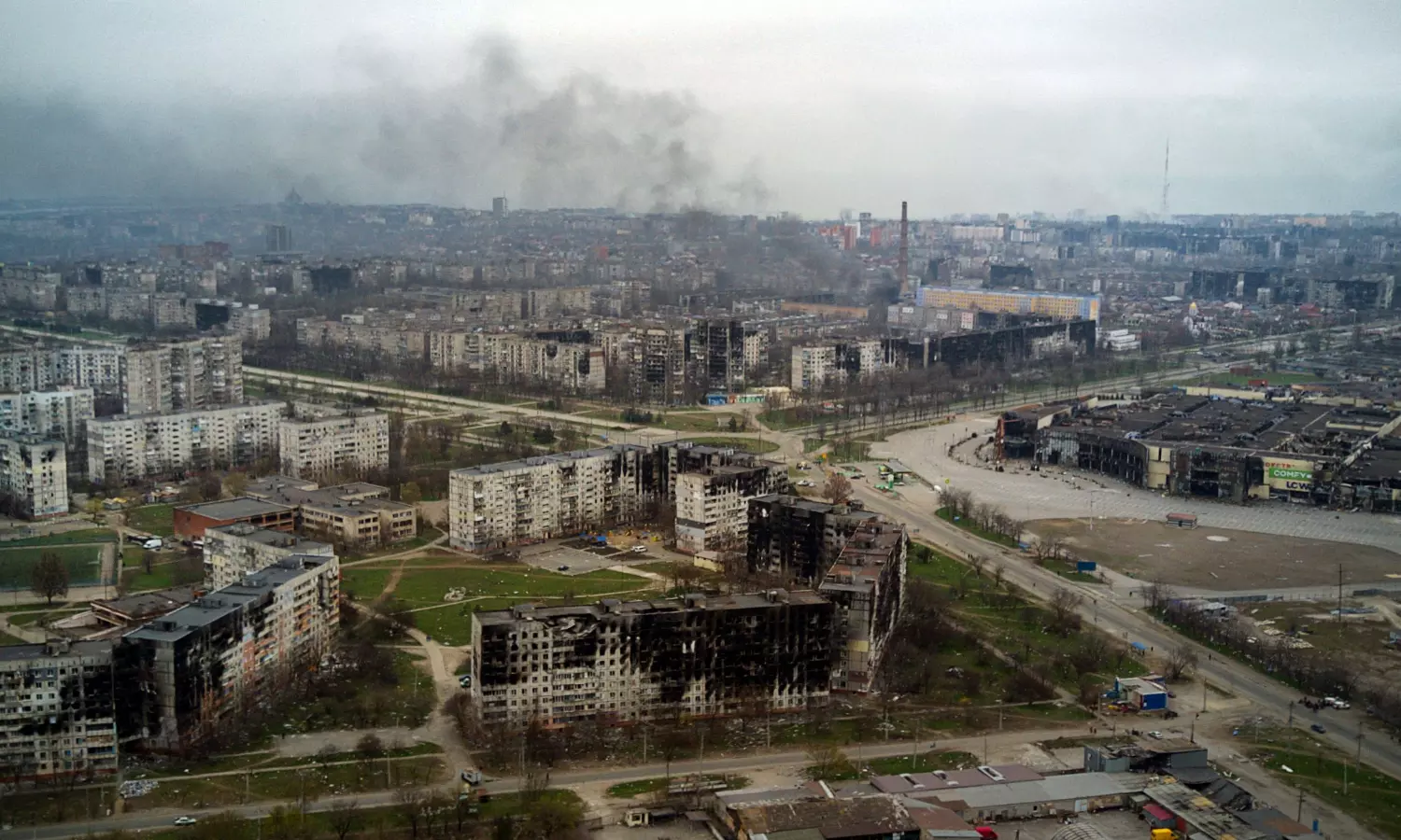 20 civilians escape the besieged Ukrainian port city of Mariupol