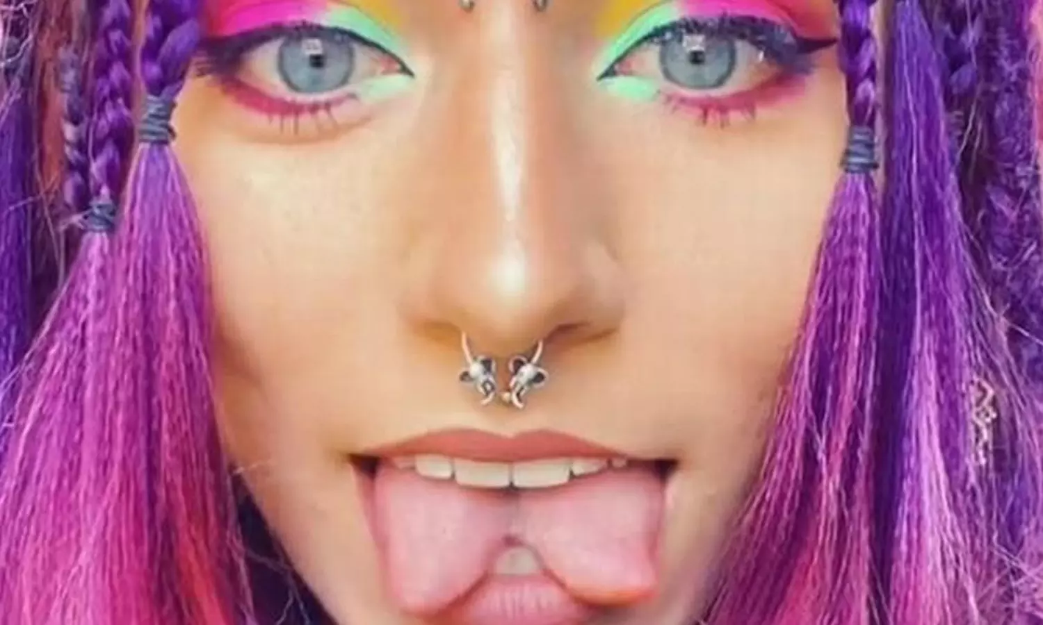 Woman with split tongue claims to taste two drinks at once