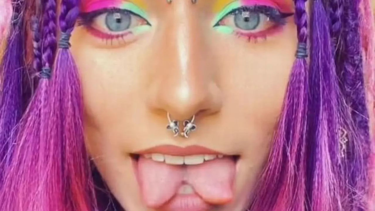 Woman with split tongue claims to taste two drinks at once