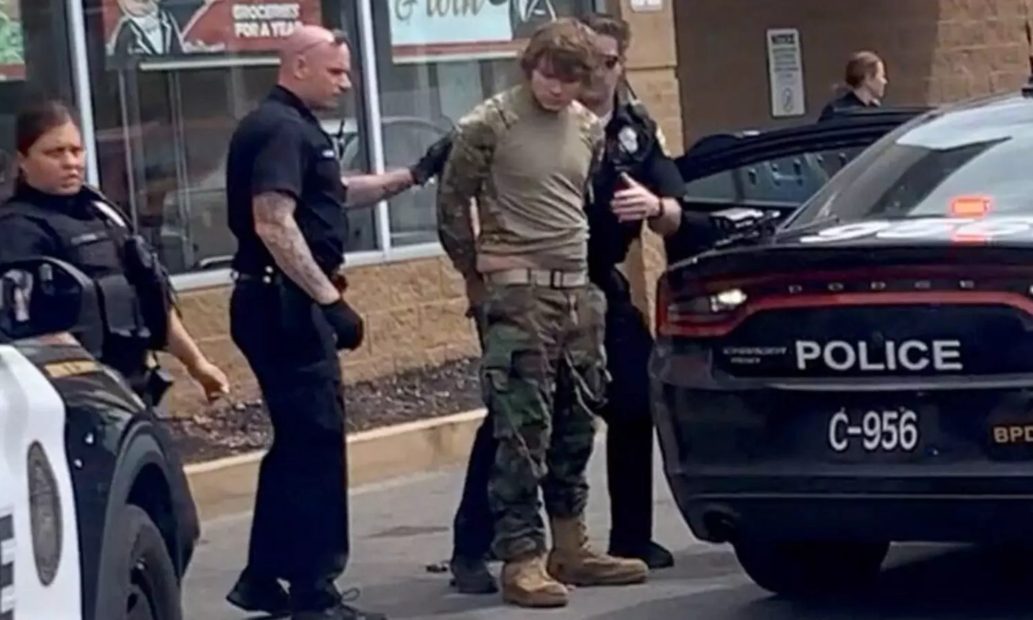 Gunman in New York kills 10, broadcasting live on internet