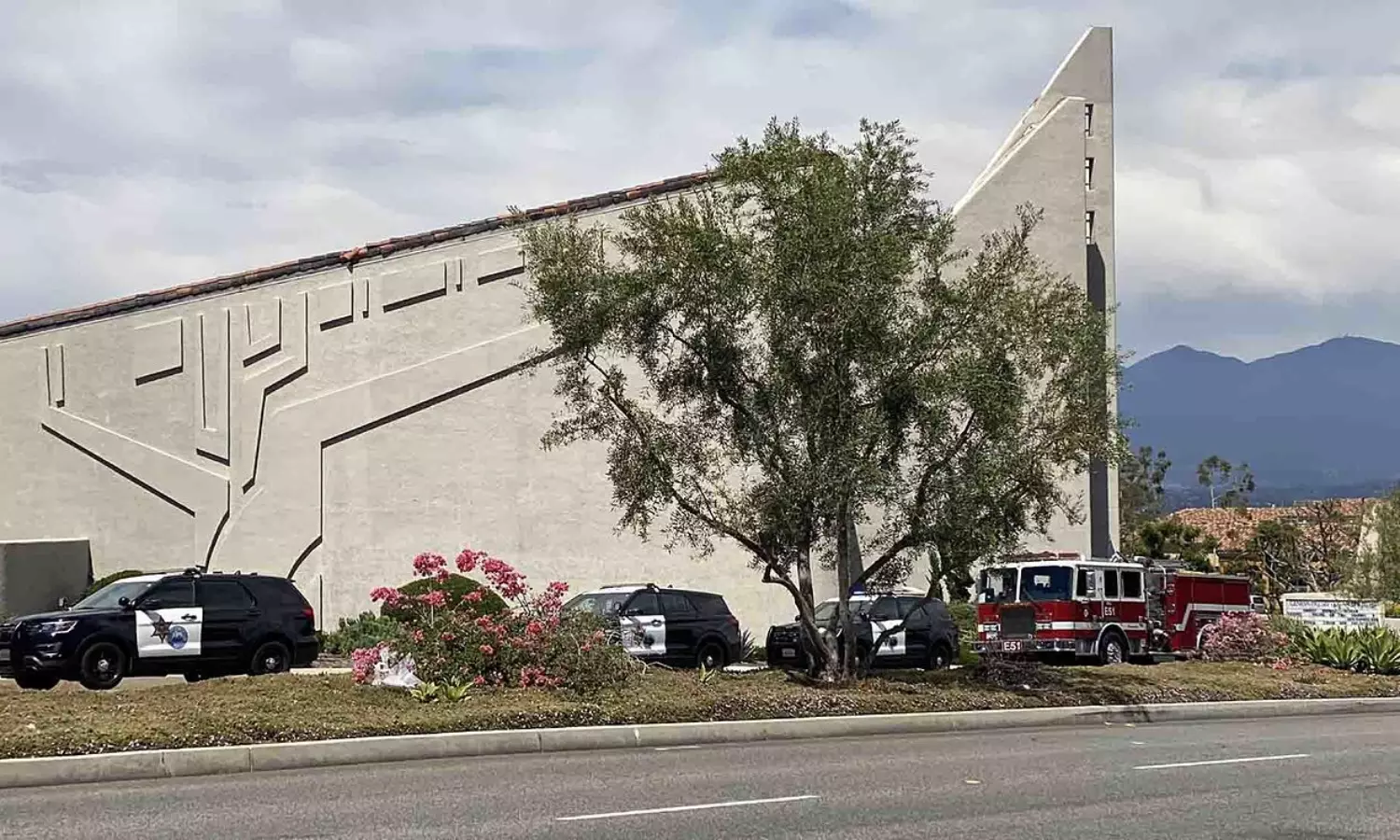 Gunman kill one churchgoer in California;  culprit caught,  hog-tied