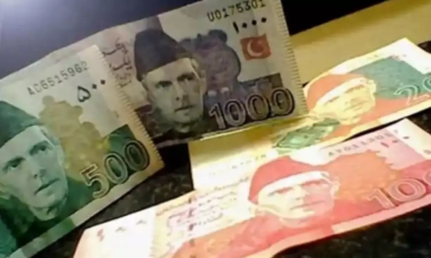 Pakistani rupee falls to a historic low, Political instability a factor