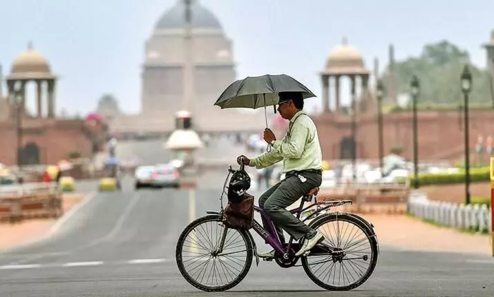 Delhi temperature takes a dip below 40 degrees after 13 days