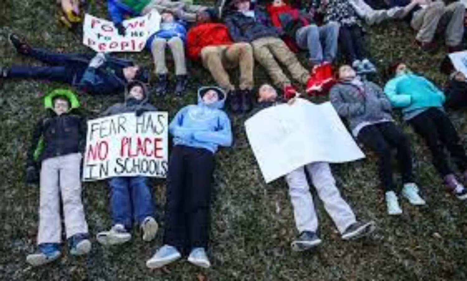 US senators call for tough background checks to curb gun violence