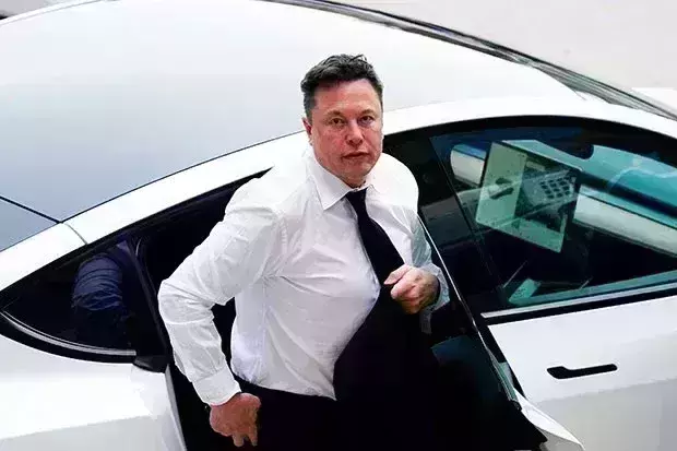 Elon Musks transgender daughter to sever all ties with her father