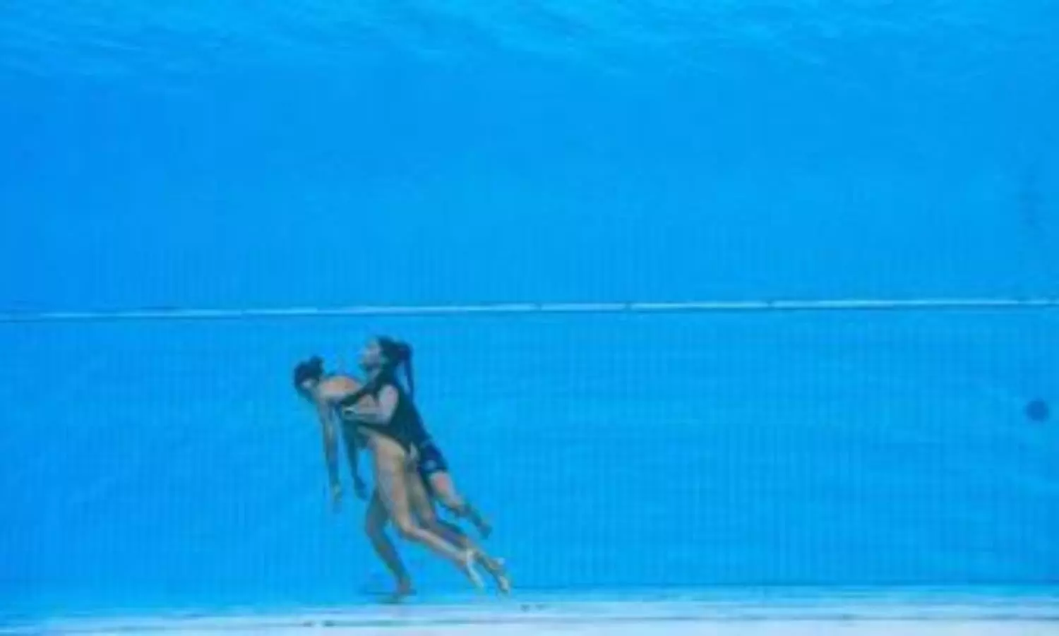 Coach jumps in to rescue US swimmer, who fainted at pool bottom