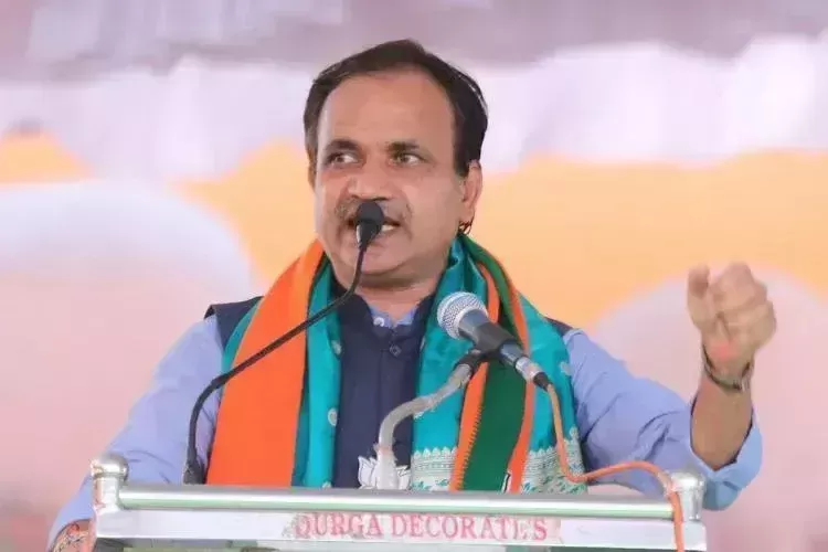 Karnataka teacher gets suspension for questioning Union Minister about fertiliser supply