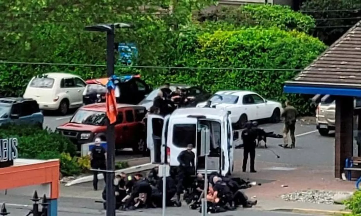 A shootout in bank in Canada left 2 dead, 6 cops injured