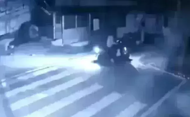 Bike-borne man throws  Bomb at CPMs Kerala headquarters