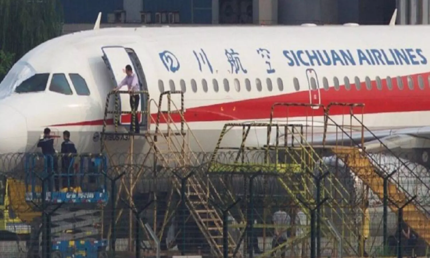 China resumes international flights after two years