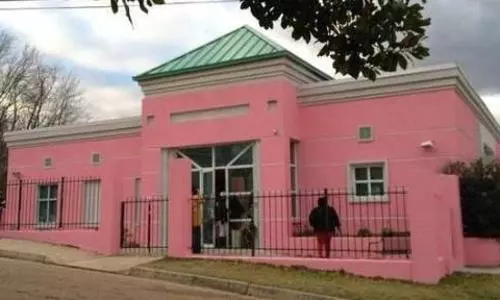 Mississippis only abortion clinic closes after judge leaves state law in force