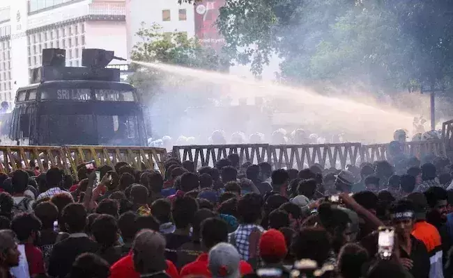 Anti-government protesters storm Sri Lankan presidents home