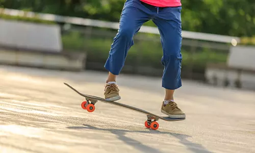 Constable slaps minor boy for skateboarding in Delhi