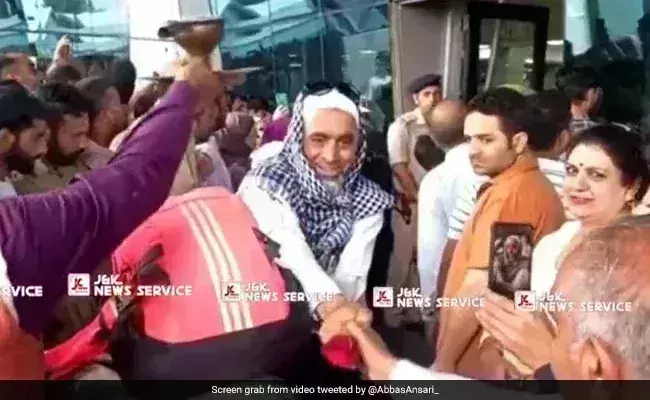 Kashmiri Hindus welcome Hajj pilgrims with aarti
