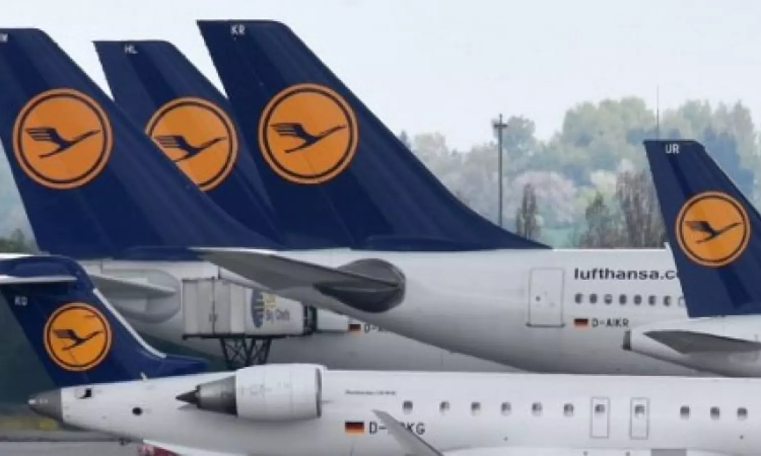 Over 1,000 Lufthansa flights cancelled as staff go on strikes