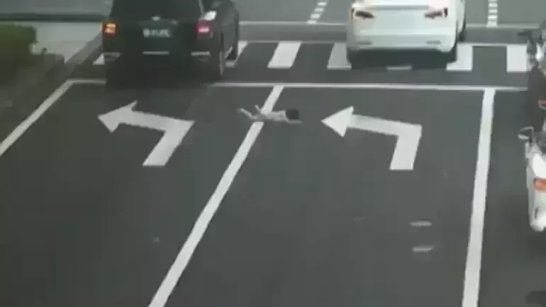 Toddler in China falls out of moving car in a viral video