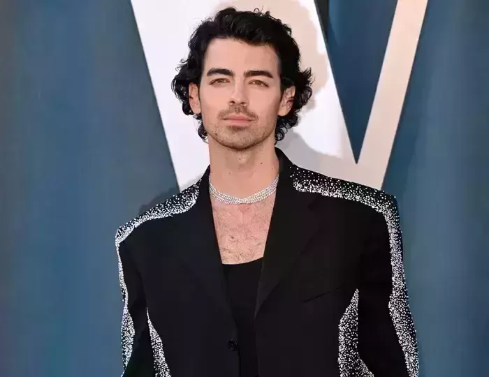 Joe Jonas admits to using injectables on his face, Asks people to normalise men wearing makeup