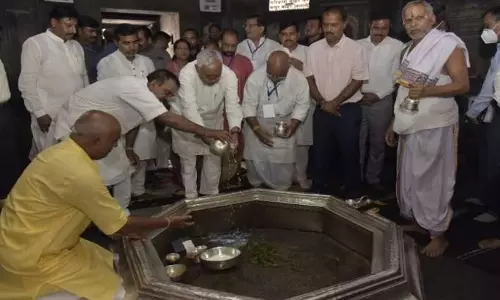 Appologise: BJP tells Nitish Kumar for entering temple with a non-Hindu