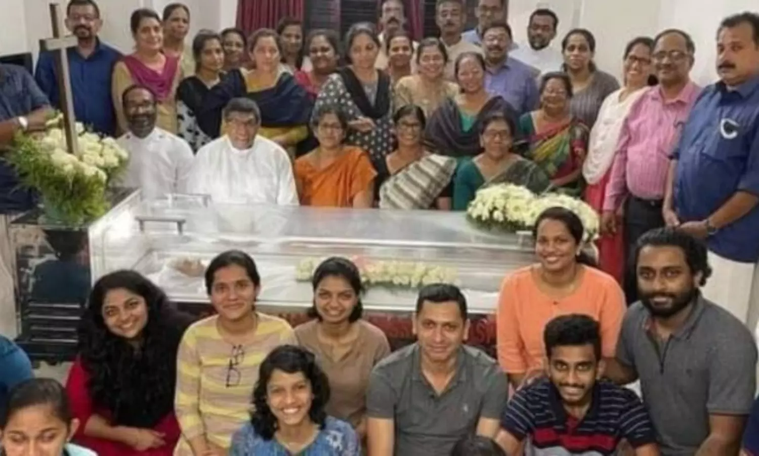 Family gives the deceased a happy farewell; the photo goes viral inviting criticism