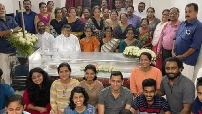 Family gives the deceased a happy farewell; the photo goes viral inviting criticism Family gives the deceased a happy farewell; the photo goes viral inviting criticism