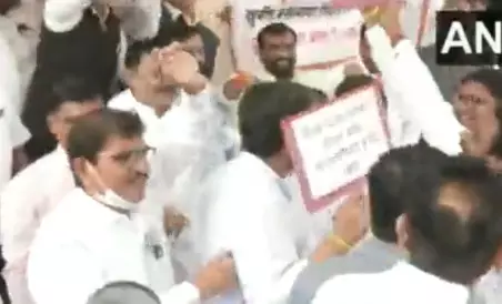 Scuffle breaks out between ruling, opposition MLAs outside Maharashtra Assembly