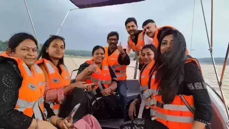 Amid political crisis, Jharkhand CM Hemant Soren offers boat ride to MLAs