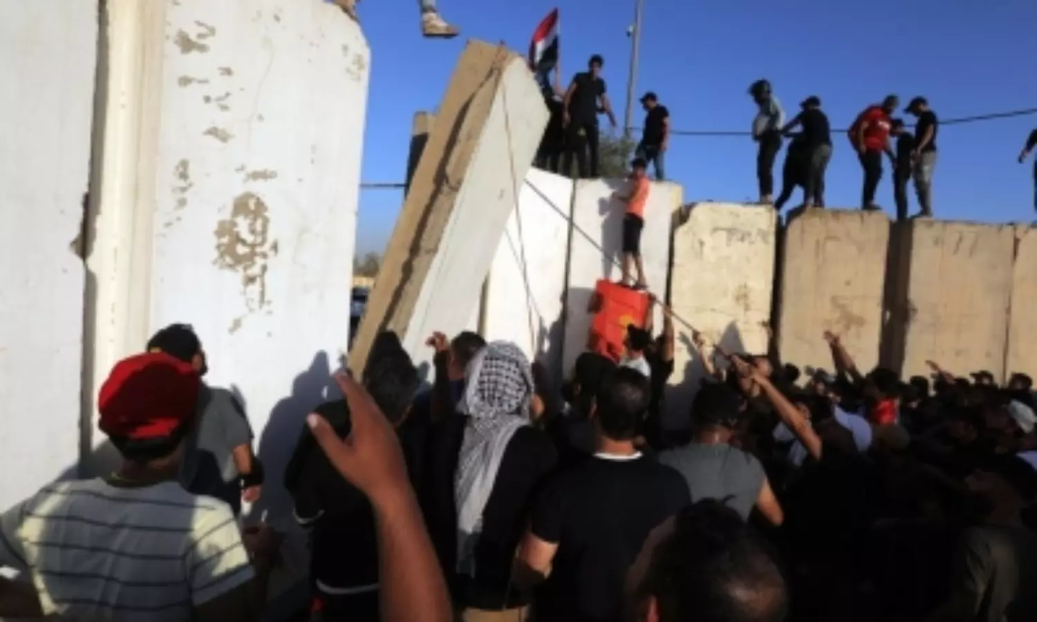 Prominent Shia cleric in Baghdad retires prompting violence from supporters