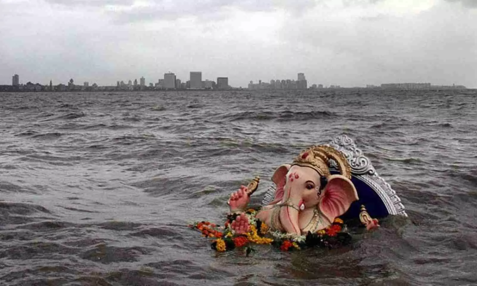 Delhi government imposes fine on immersing idols in Yamuna and other water bodies