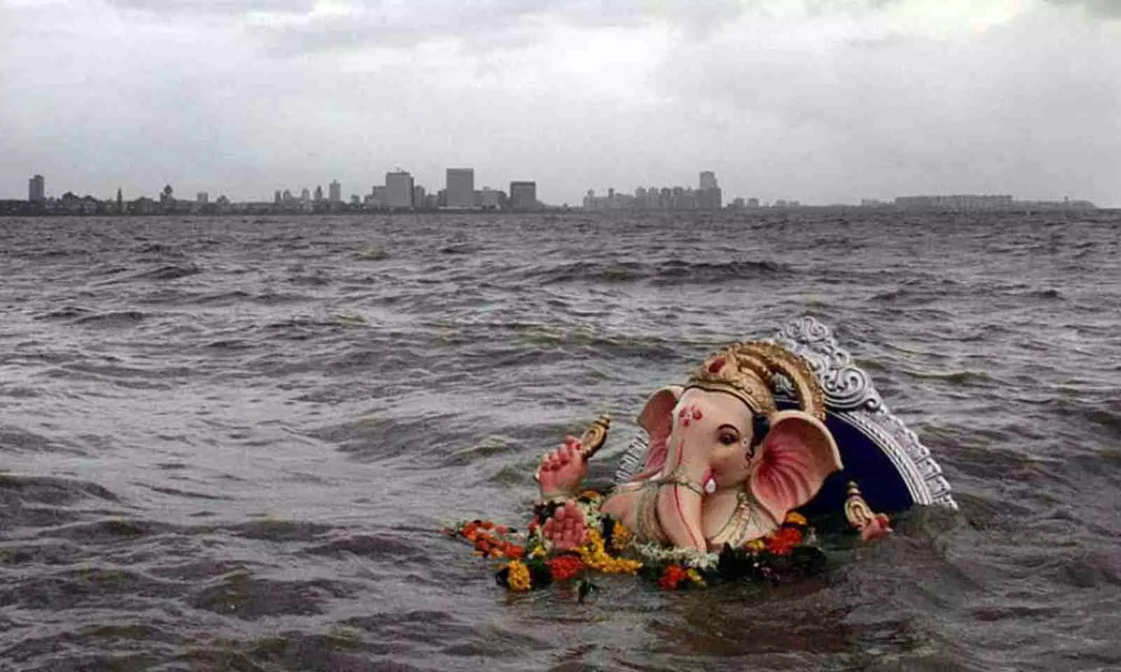 Delhi government imposes fine on immersing idols in Yamuna and other water bodies