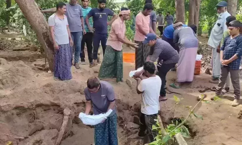 Kerala Mosque shifts 314 graves from own land to give it for NH expansion