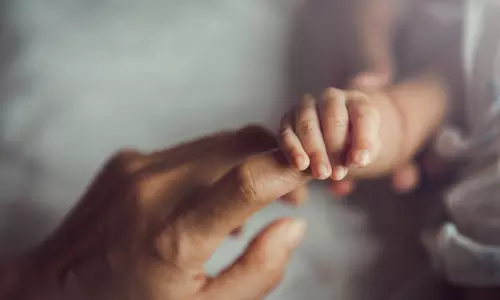 A woman gives birth on a Kolkata pavement as indifferent hundreds pass by