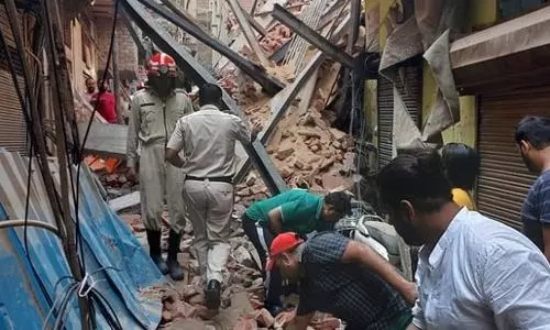 Delhis Azad Market building collapse: three dead, several feared trapped