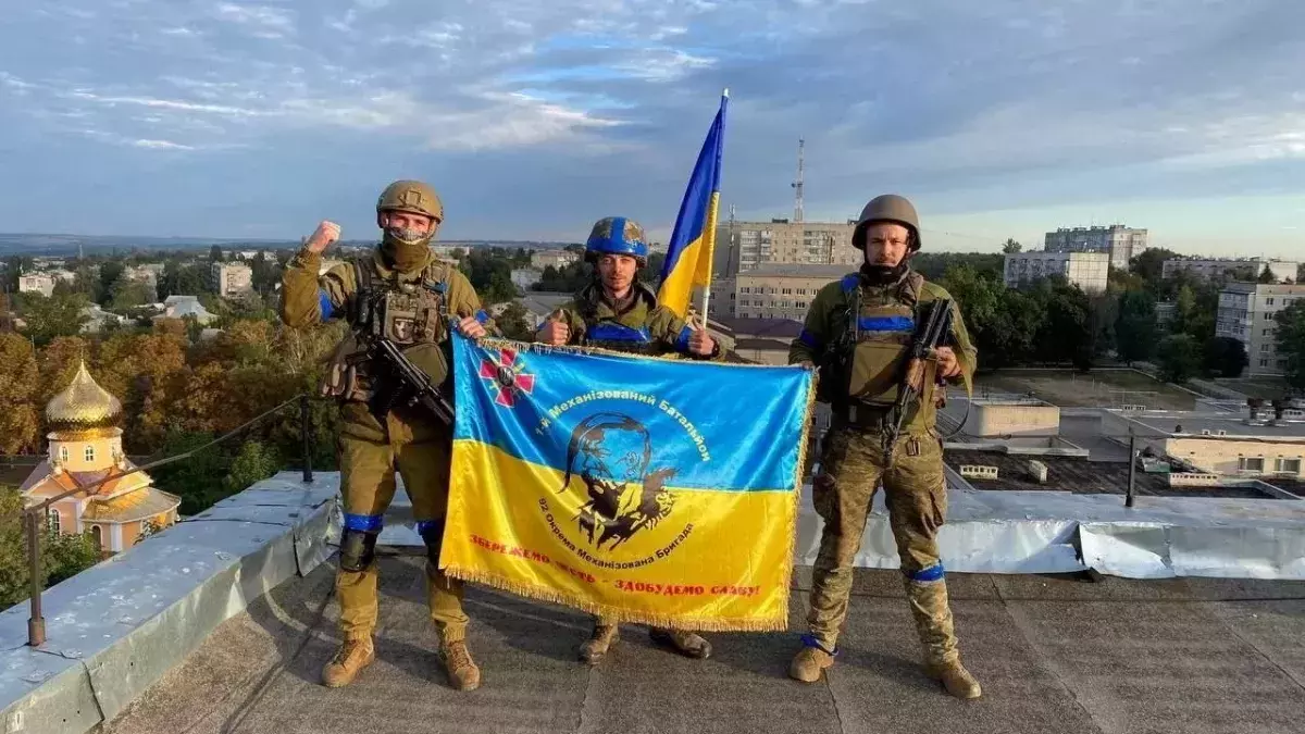 Russia loses key northeast towns, Ukrainian troops advance