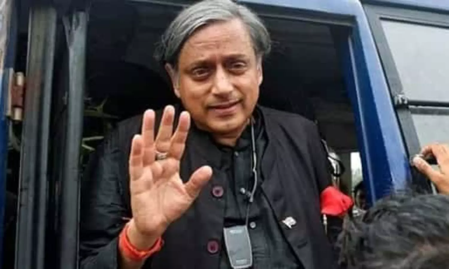 Shashi Tharoors one-man fight in Congs leadership contest