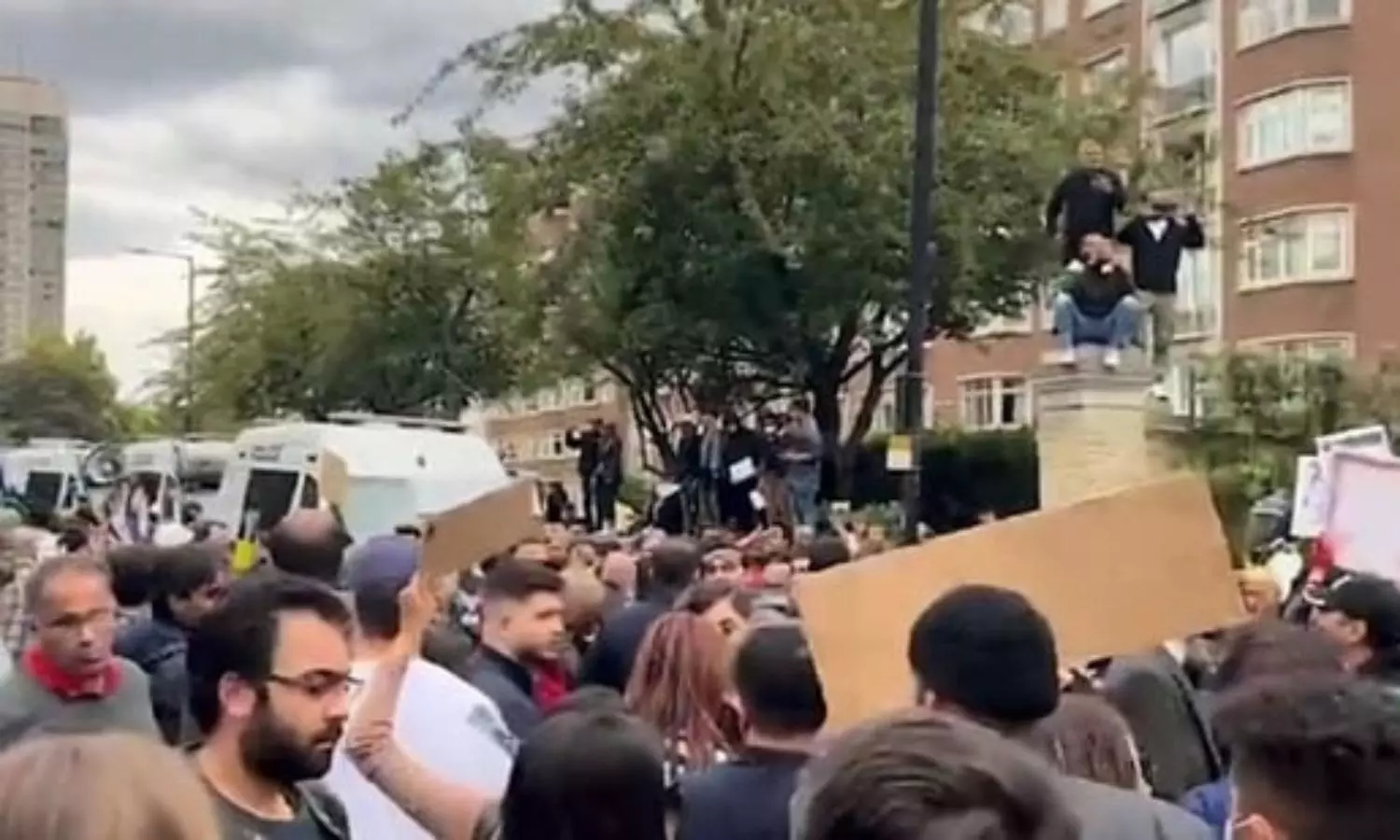 Protests in Iran over Mahsa Aminis death spread to London