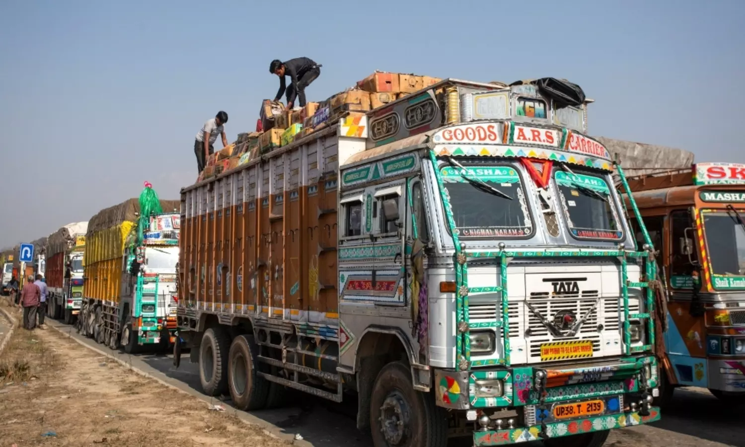 Apple truckloads rot on highway; J&K cultivators go on strike