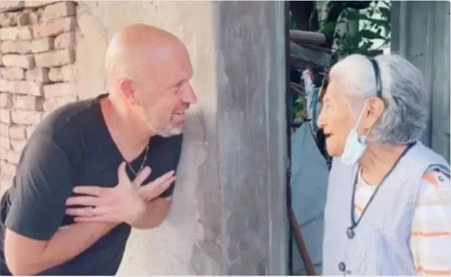 Man travels from Spain to Bolivia to meet his nanny after 45 years Man travels from Spain to Bolivia to meet his nanny after 45 years