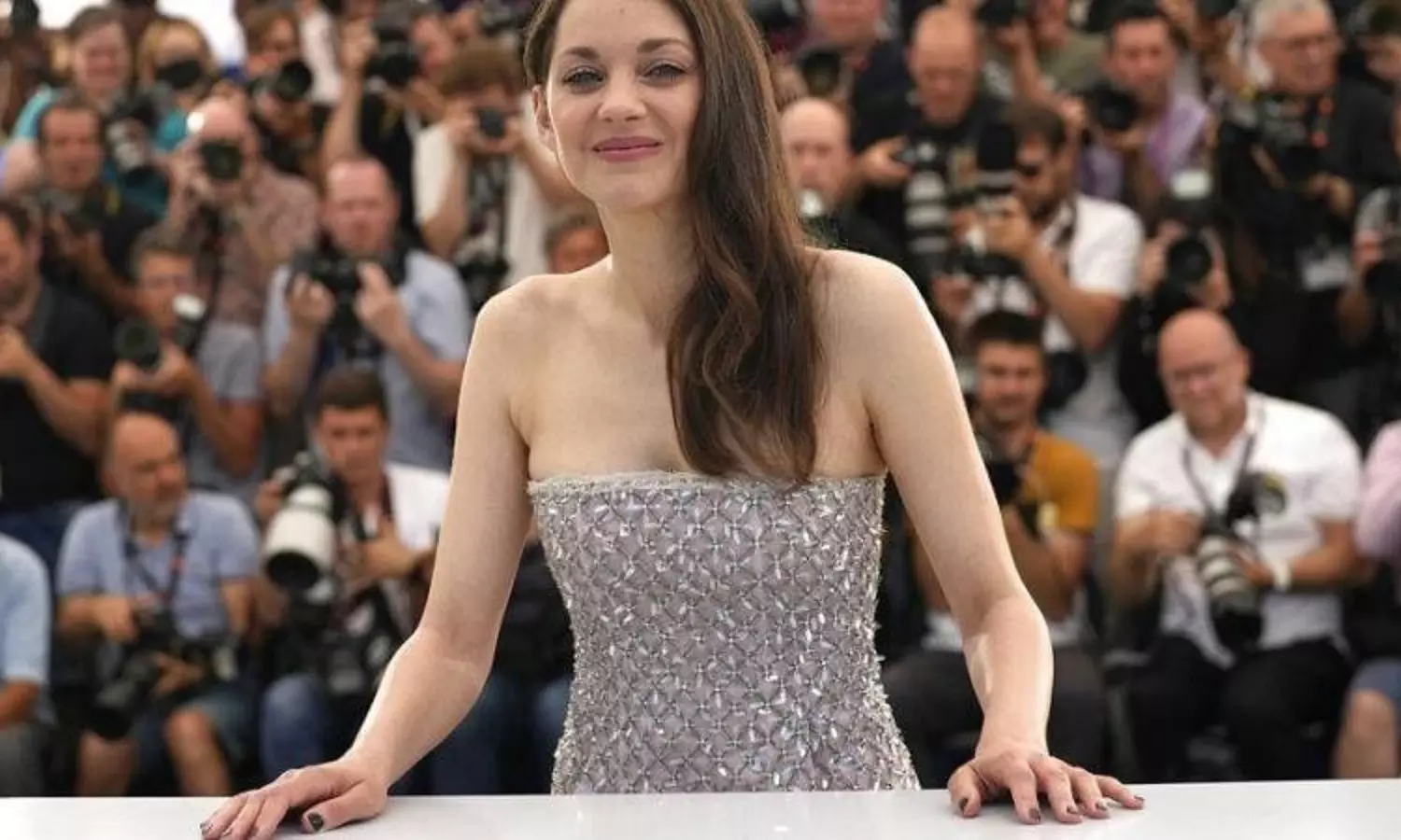 Oscar winners cut their hair in support of Iranian anti-hijab protests