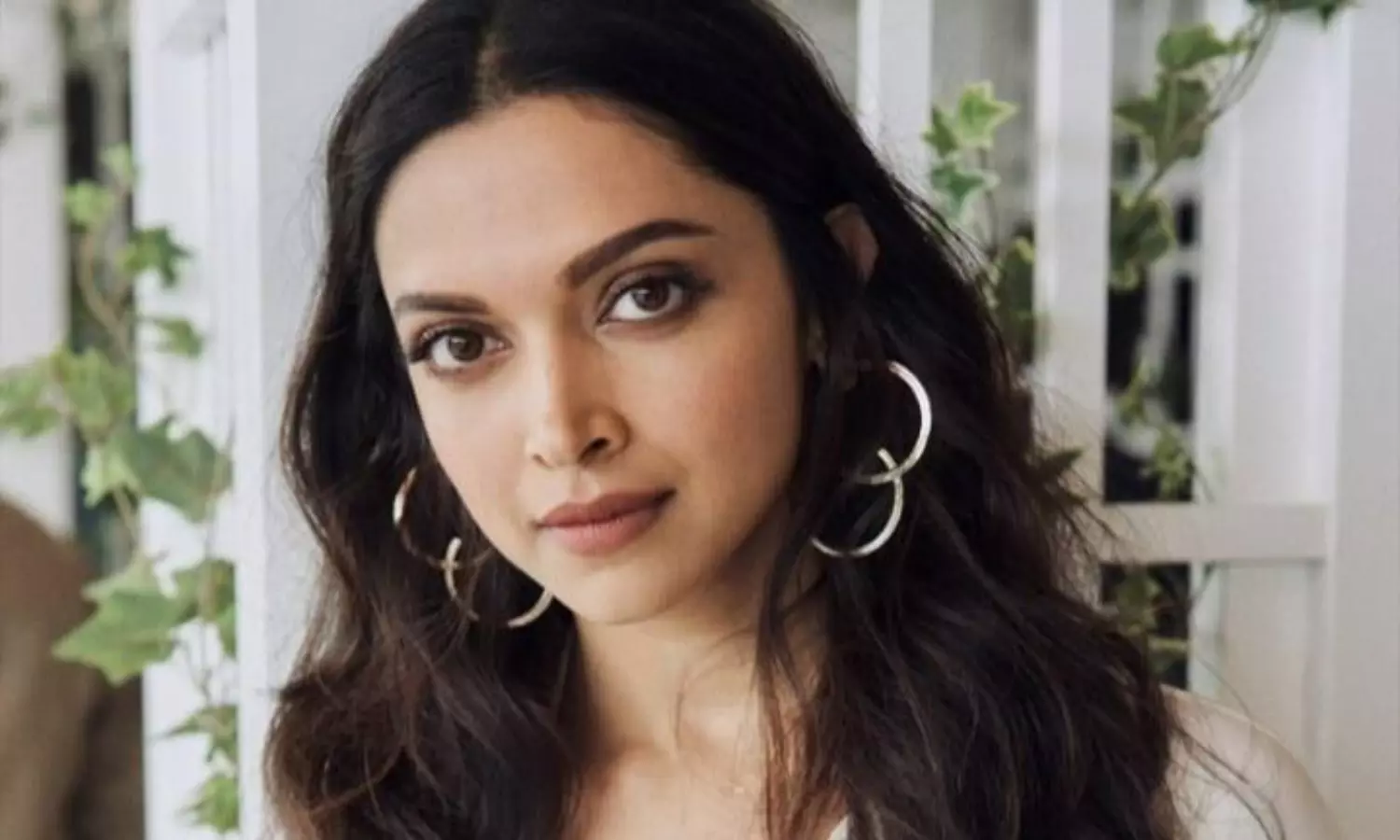 Deepika gets spotted in economy class in a flight; video viral