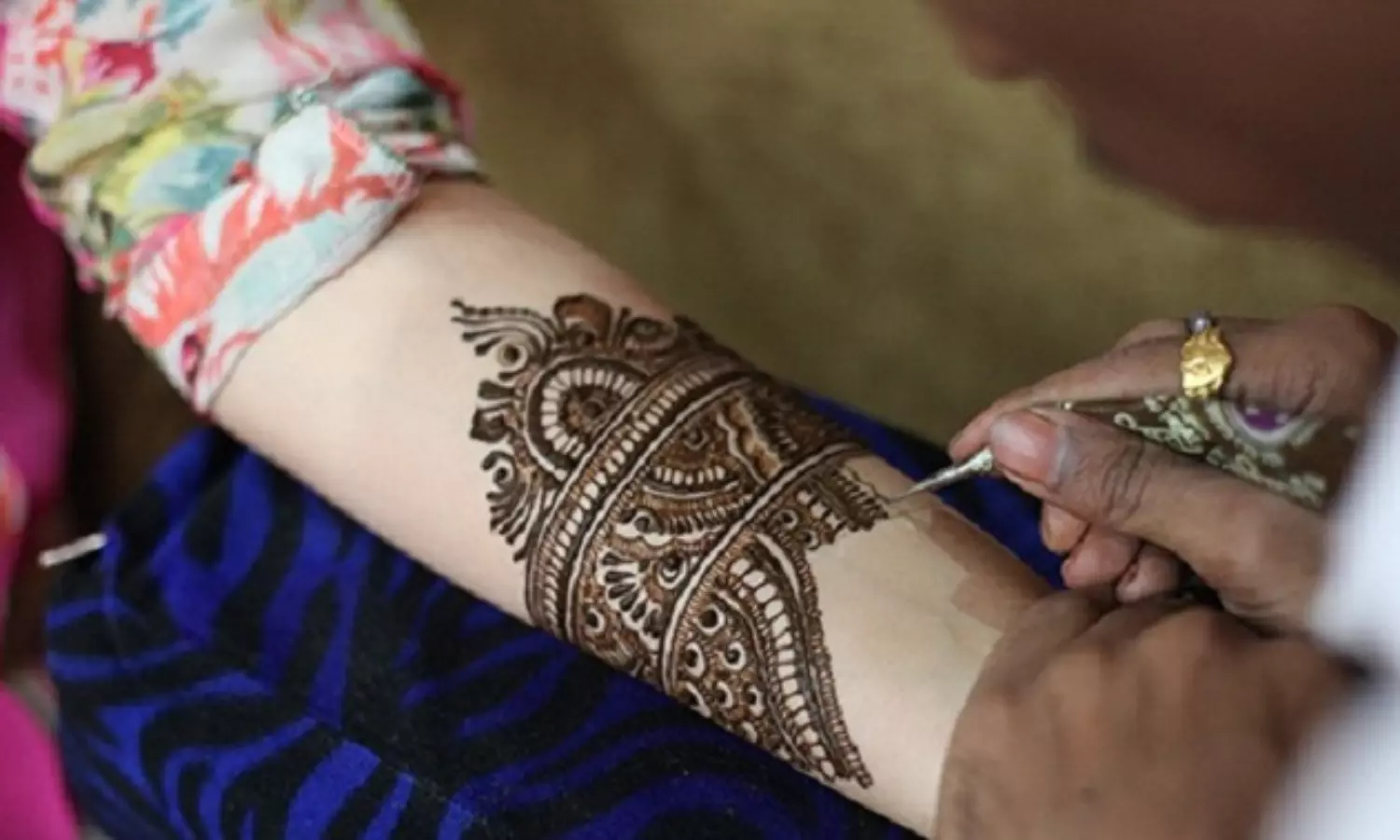 Dont apply mehendi from Muslim youth, warns Hindu Mahasabha
