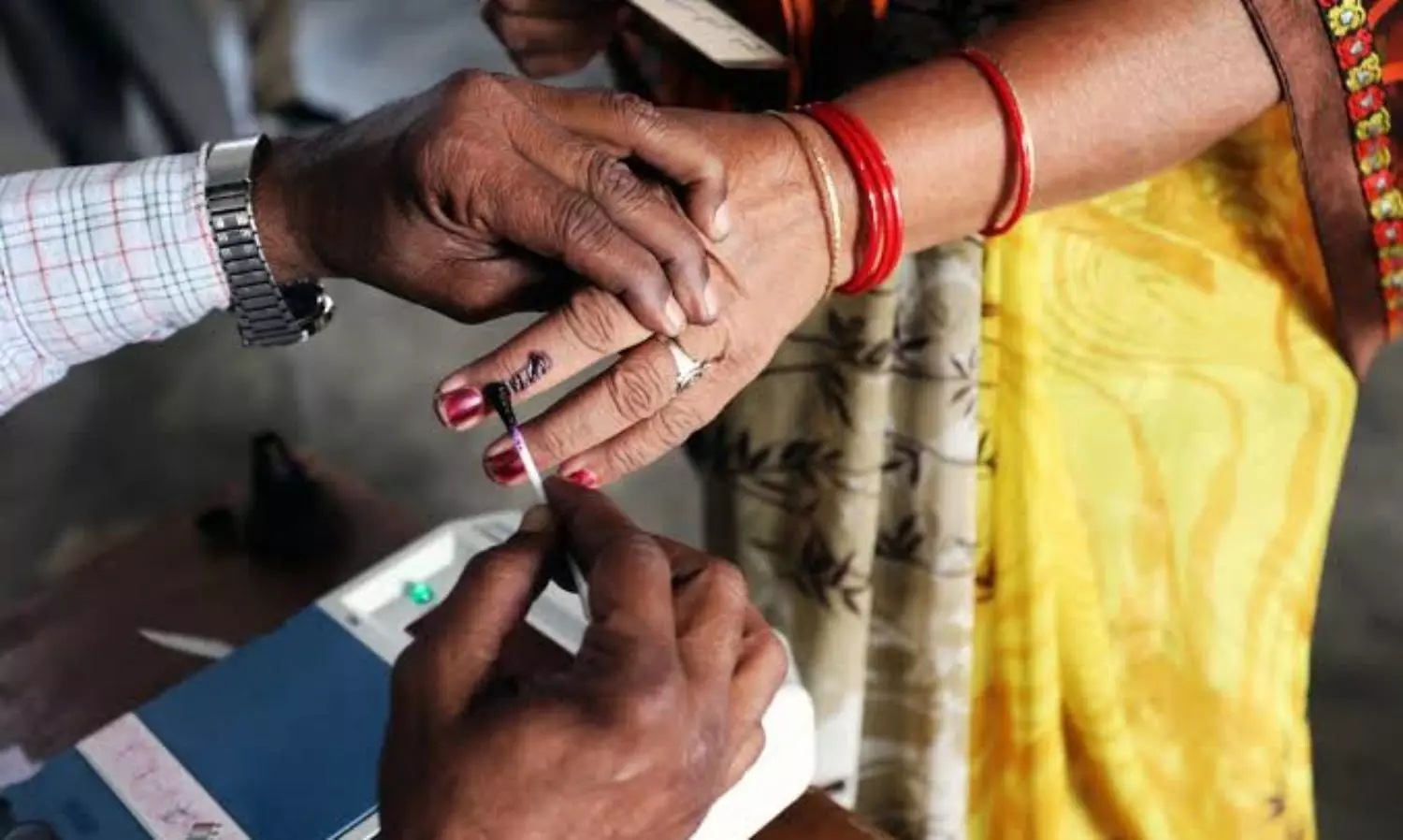 Election Commission likely to announce poll dates for Gujarat, Himachal today