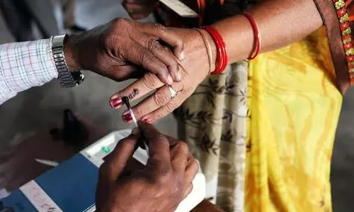 Election Commission likely to announce poll dates for Gujarat, Himachal today
