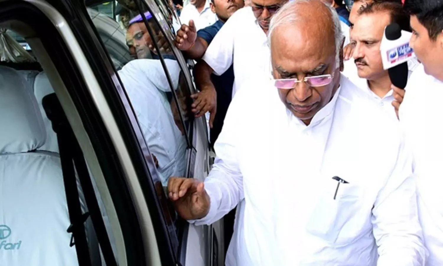 Mallikarjun Kharge succeeds Sonia Gandhi as President of Congress