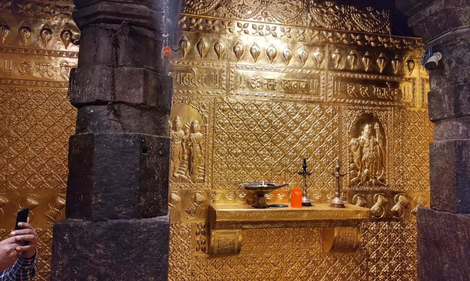 Kedarnath Temple: 550 gold layers cover the walls and ceiling