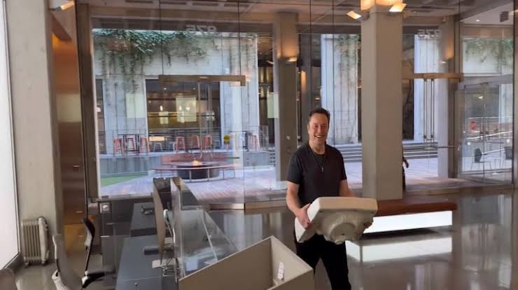 Elon Musk turns up at Twitter HQ carrying a sink as takeover nears completion