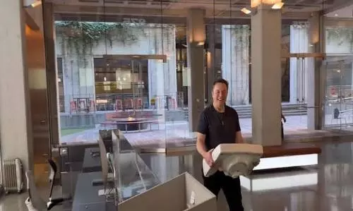 Elon Musk turns up at Twitter HQ carrying a sink as takeover nears completion