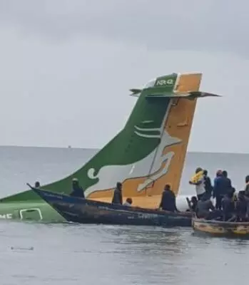 Plane crashes into Tanzanias Lake Victoria: 26 passengers rescued