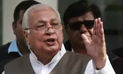 Kerala journalists protest after governor expelled two channels from press meet