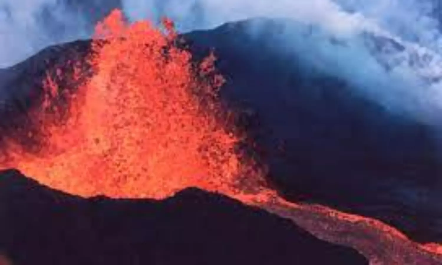 Worlds largest active volcano erupts in Hawaii, Experts on high alert